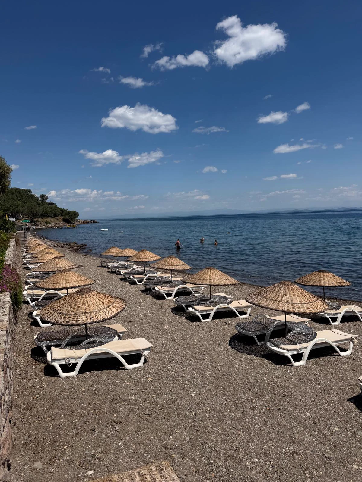 assos beach şezlong alanı — Kadırga Koyu sahili
